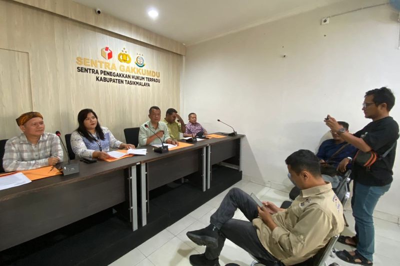 Jajaran Komisioner Baswaslu Kabupaten Tasikmalaya memberikan keterangan pers terkait laporan dan temuan kasus dugaan pelanggaran Pilkada Kabupaten Tasikmalaya, Jawa Barat. (ANTARA/HO-Bawaslu Kabupaten Tasikmalaya)