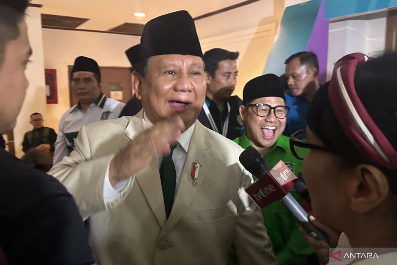 Presiden terpilih Prabowo Subianto bersama Ketua Umum DPP PKB Muhaimin Iskandar usai menghadiri Rapat Koordinasi Nasional Legislatif PKB di Jakarta, Kamis (10/10/2024). (ANTARA/Rio Feisal)