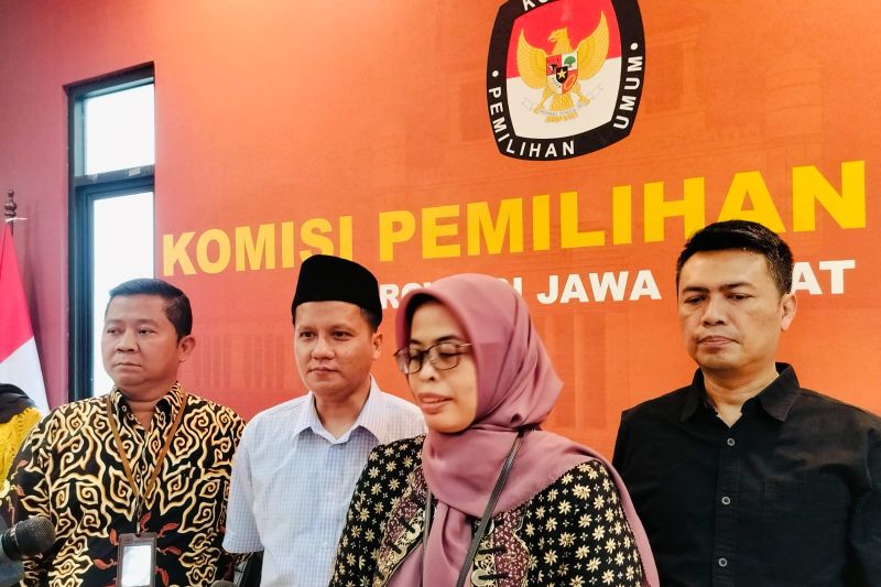 Ketua KPU Jabar Ummi Wahyuni beserta komisioner KPU Jabar lainnya memberikan keterangan di Bandung, Rabu (9/10/2024). (ANTARA/HO KPU Jabar)