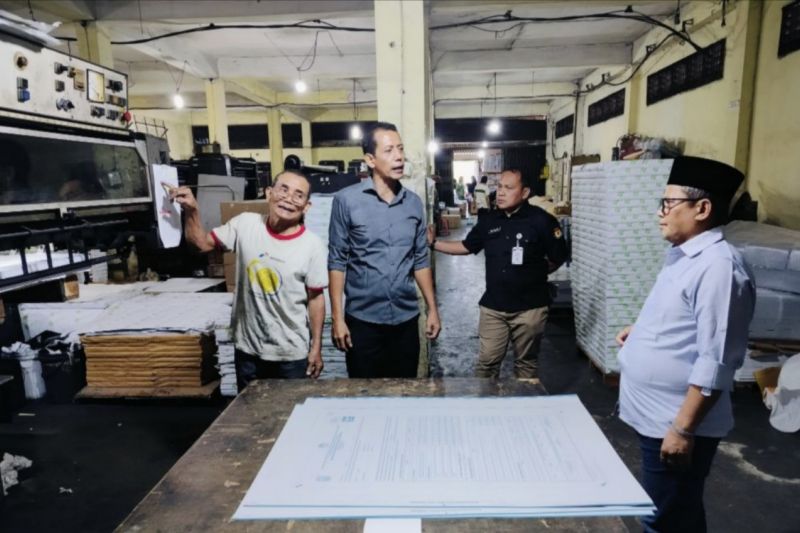 Ketua KPU Riau, Rusidi Rusdan saat meninjau proses produksi logistik tahap II Pilgub Riau di Medan, Sumatera Utara. (ANTARA/HO-KPU Riau)