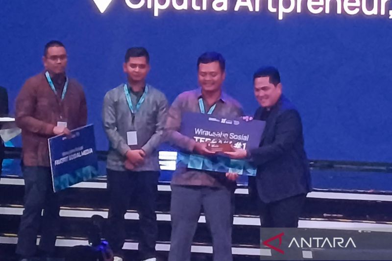 Arsip - Menteri BUMN Erick Thohir (paling kanan) menyerahkan hadiah untuk salah satu pemenang Pikiran Terbaik Negeri Yayasan BUMN di Jakarta, Minggu (25/8/2024). ANTARA/Muzdaffar Fauzan