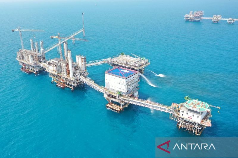 Foto aerial Anjungan Central Plant Pertamina Hulu Energi Offshore North West Java (PHE ONWJ) di Laut Jawa, Jawa Barat, Sabtu (17/8/2024). PHE ONWJ berhasil mencatatkan lifting minyak sebanyak 37,42 ribu barel setara minyak per hari pada Semester I 2024. ANTARA FOTO/Akbar Nugroho Gumay/tom.