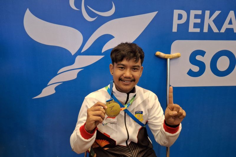 Atlet para menembak Papua, Ahmad Ridwan memamerkan medali emas nomor 10m pistol angin SH-1 (P-1 perorangan putra) Pekan Paralimpiade Nasional (Peparnas) XVII Solo 2024 yang berlangsung di Harris Hotel, Solo, Jawa Tengah, Kamis (10/10/2024). (ANTARA/FAJAR SATRIYO)
