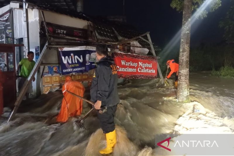 Petugas BPBD Kota Sukabumi saat menangani banjir yang menggenangi permukiman warga di Kelurahan Cibeureumhilir, Kecamatan Cibeureum, Kota Sukabumi, Jabar akibat meluapnya saluran irigasi pada Kamis, (10/10/2024). ANTARA/ (Aditia A Rohman)