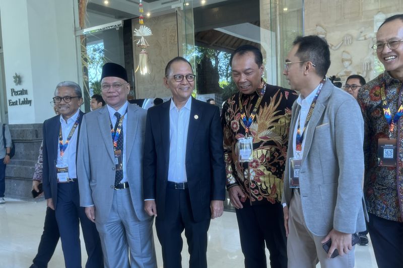 Ketua Asosiasi Asuransi Umum Indonesia (AAUI) Budi Herawan (memakai peci hitam) saat menemani Kepala Eksekutif Pengawas Perasuransian, Penjaminan dan Dana Pensiun Otoritas Jasa Keuangan (OJK) Ogi Prastomiyono pasca selesai pembukaan acara Indonesia Rendezvous ke-28 Conference di Bali, Kamis (10/10/2024). ANTARA/M. Baqir Idrus Alatas (Muhammad Baqir Idrus Alatas)