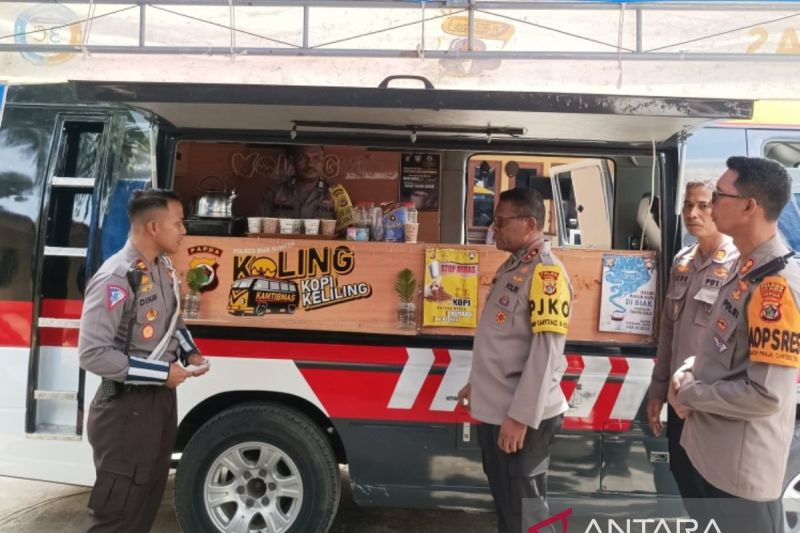 Kapolda Papua Irjen Pol Patrige Renwarin mendengar penjelasan layanan Kopi Keliling (Koling) Polres Biak disampaikan Kasat Lantas Polres Iptu Adhitya Rizky Ridhotomo didampingi Kapolres AKBP Ari Trestiawan,Kamis (10/10).ANTARA/Muhsidin