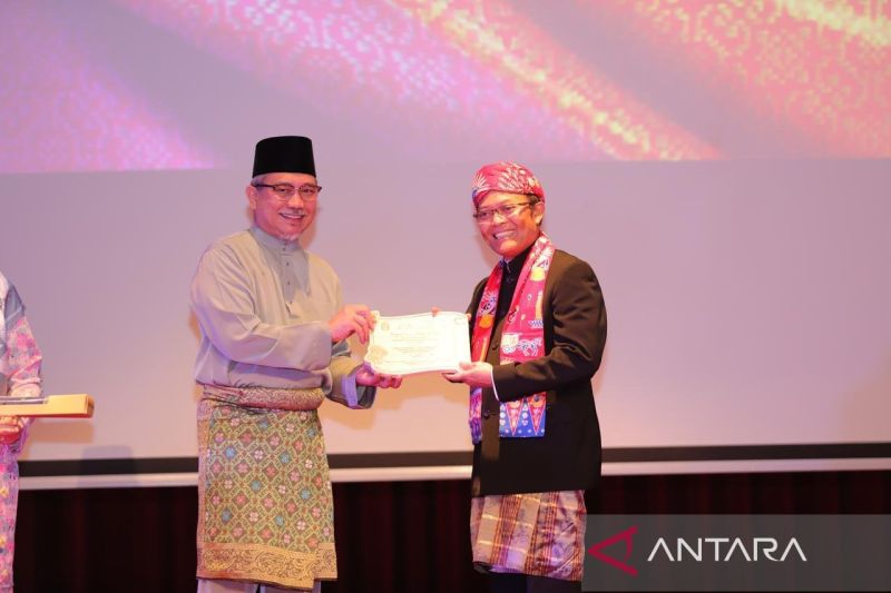 Wakil Ketua Majelis Sastra Asia Tenggara (Mastera) Indonesia, Hafidz Muksin (kanan) mewakili penyair Taufiq Ismail menerima penghargaan Anugerah Sastra Majelis Sastra Asia Tenggara yang diberikan oleh Kerajaan Kebawah Duli Yang Maha Mulia Paduka Seri Baginda Sultan dan Yang Di-Pertuan Negara Brunei Darussalam. ANTARA/HO-Badan Bahasa Kemendibudristek