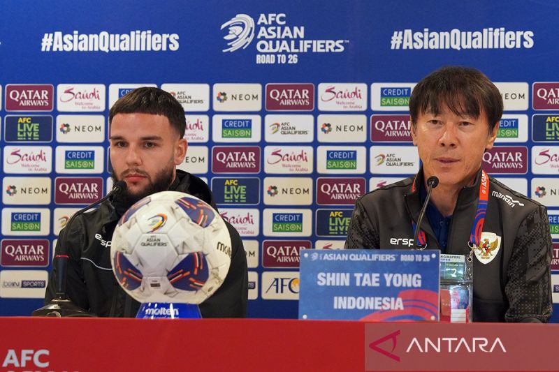 Pelatih tim nasional Indonesia Shin Tae-yong (kanan) menghadiri jumpa pers pra pertandingan kualifikasi Piala Dunia 2026 zona Asia melawan Bahrain di Stadion Nasional Bahrain, Riffa, Rabu (9/10/2024). ANTARA/HO-PSSI/Yusupiero/am.