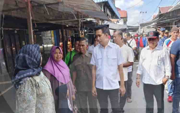 Bakal Calon Gubernur Kalteng nomor urut 2, Nadalsyah menyapa masyarakat. (FOTO:TIM KOYEM-SHD