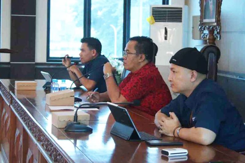 Asisten Pemerintahan dan Kesejahteraan Raya Setda Barito Timur Ari Panan Putut Lelu memimpin Forum Kemitraan Pengelolaan Kerja sama Fasilitas Kesehatan BPJS Kesehatan dengan para pemangku kepentingan di di Tamiang Layang, Kamis (10/10/2024). ANTARA/HO-Diskominfo Barito Timur