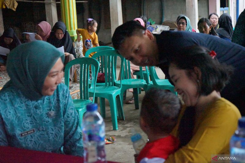 Camat Gandus, Palembang, Sumatera Selatan menggandeng PT RMK Energi untuk memberikan pengobatan gratis kepada warga di Kelurahan Pulokerto, Kecamatan Gandus. (ANTARA/ HP- Pemkot Palembang)