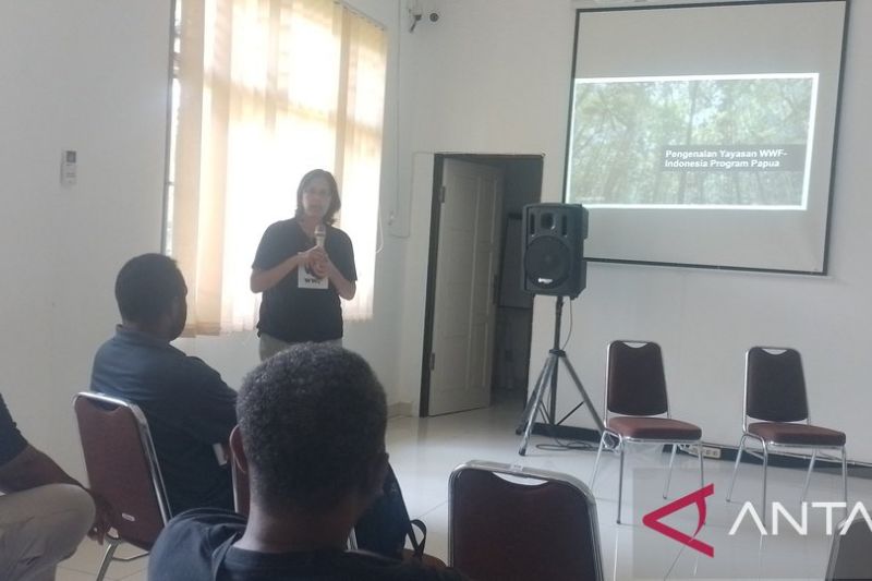 Planning, Monitoring and Evaluation Specialist WWF Rina Oktarianti saat menyampaikan materi mengenai tugas pokok dan fungsi WWF dalam penanganan isu lingkungan Papua. (ANTARA/Yudhi Efendi)