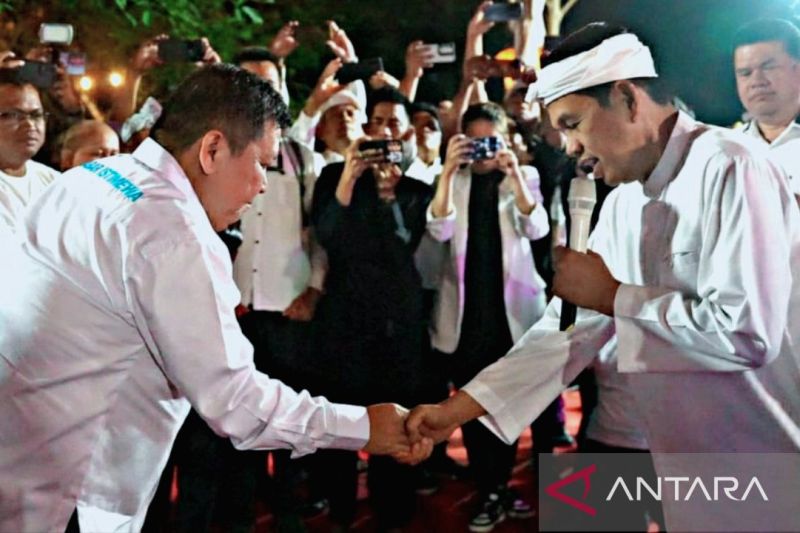 Calon gubernur Jawa Barat Dedi Mulyadi saat menerima para advokat di Lembur Pakuan Subang. (ANTARA/Ali Khumaini)