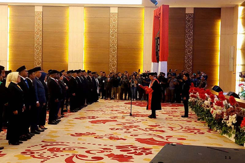 35 Anggota DPR Papua Barat Daya dilantik Ketua Pengadilan Tinggi Papua Barat (PB) Dr. Budi Santoso, bertempat di Hotel Aimas Convention Center (ACC) Kabupaten Sorong, Jumat (11/10/2024). (ANTARA/Yuvensius Lasa Banafanu)