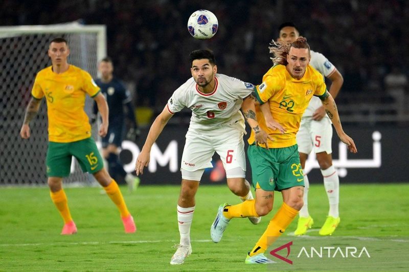 Pesepak bola Timnas Indonesia Sandy Walsh (tengah) berebut bola dengan pesepak bola Timnas Australia Jackson Irvine (kanan) pada laga Grup C putaran ketiga Kualifikasi Piala Dunia 2026 Zona Asia di Stadion Utama Gelora Bung Karno, Senayan, Jakarta, Selasa (10/9/2024). (ANTARA FOTO/Aditya Pradana Putra/Spt.)