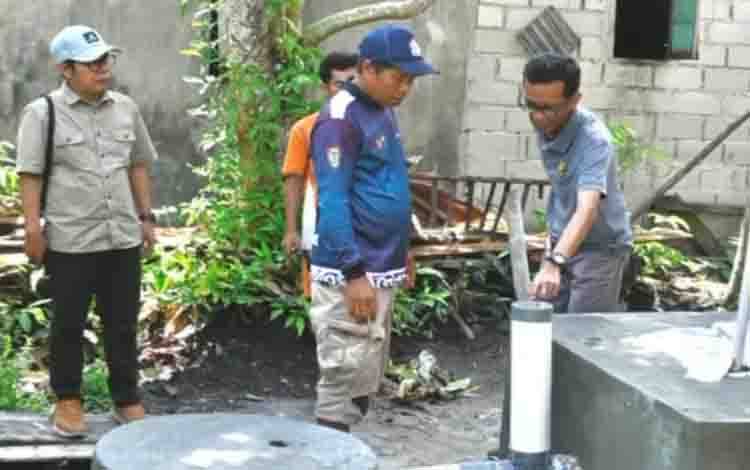 Plt Kepala PUPR Palangka Raya Fahrial Anchar dan Kepala Bidang Air Minum PLP Bina Konstruksi Samuel B Hosang saat melakukan monitoring Pekerjaan Pembangunan Tangki Septik SPALD-S Individual di Kelurahan Kereng Bangkirai (Foto : IST)