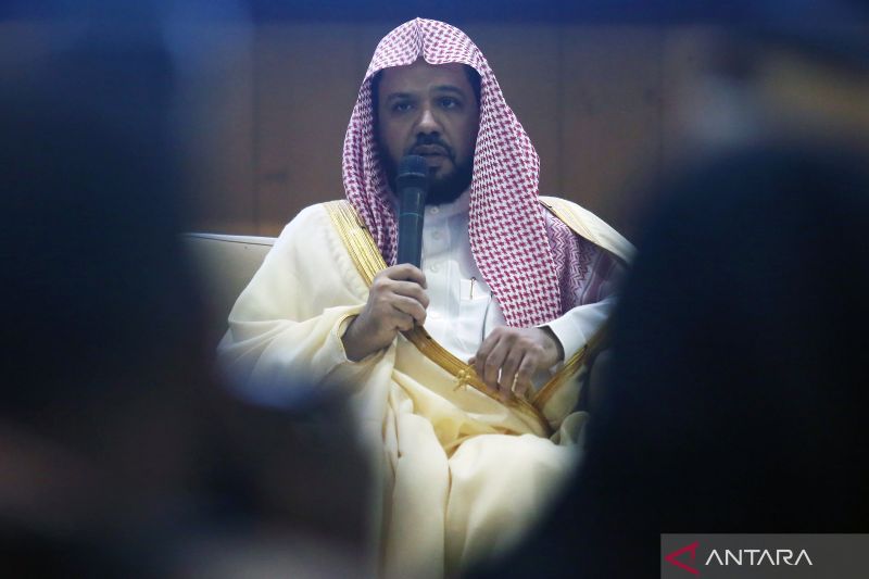 Arsip foto - Imam Besar Masjid Nabawi Madinah Syekh Ahmad bin Ali Al-Hudzaifi menyampaikan paparan dalam kuliah umum di Kampus UIN Syarief Hidayatullah Jakarta, Ciputat, Tangerang Selatan, Banten, Kamis (10/10/2024). Dalam kuliah umum tersebut Imam Besar Masjid Nabawi mengupas isu-isu kontemporer dalam pendidikan Islam dan menekankan pentingnya menerapkan nilai-nilai Islam moderat dalam konteks global saat ini. ANTARA FOTO/Muhammad Iqbal/aww.