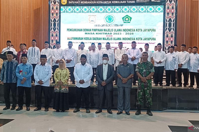 Foto bersama setelah pengukuhan pengurus MUI Kota Jayapura masa khidmat 2023-2028 di Aula Sian Soor Kantor Wali Kota Jayapura, Jumat (11/10) (ANTARA/Ardiles Leloltery)