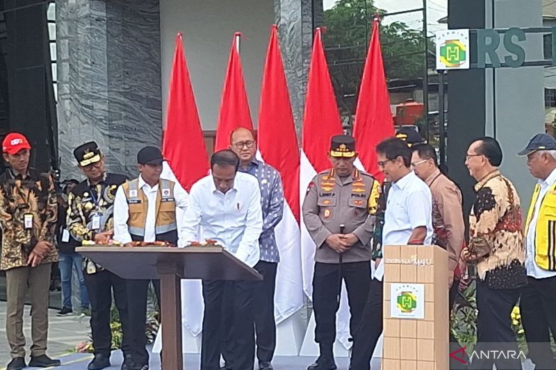 Presiden Jokowi menandatangani prasasti RS Hermina Nusantara di IKN, di Kecamatan Sepaku, Kabupaten Penajam Paser Utara, Provinsi Kalimantan Timur, sebagai tanda diresmikannya RS di ibu kota baru Indonesia itu, Jumat (11/10/2024). ANTARA/Muhammad Solih Januar