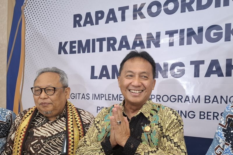 Deputi Bidang Pengendalian Penduduk BKKBN RI Bonivasius Prasetya Ichtiarto (berbatik tengah) saat memberi keterangan. Bandarlampung, Jumat (11/10/2024). ANTARA/Ruth Intan Sozometa Kanafi