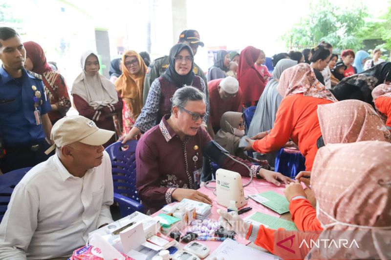 Wali Kota Jakarta Pusat Dhany Sukma mengecek kesehatan di Pos Pelayanan Terpadu (Posyandu) di Jakarta Pusat, Kamis (10/10/2024). ANTARA/HO-Pemerintah Kota Jakarta Pusat.