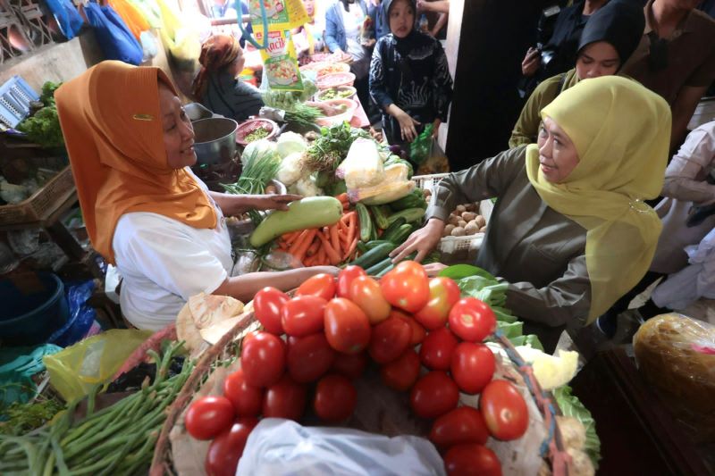 Cagub Jatim nomor urut 2 Khofifah Indar Parawansa saat melakukan kampanye di Pasar Kapasan Surabaya, Jumat (11/10/2024). (ANTARA/HO-Tim Khofifah-Emil)