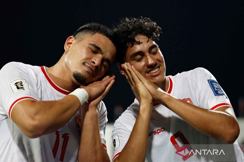 Pesepak bola Timnas Indonesia Rafael Struick (kanan) berselebrasi bersama Ragnar Oratmangoen (kiri) setelah mencetak gol kedua ke gawang Timnas Bahrain dalam pertandingan putaran ketiga Grup C Kualifikasi Piala Dunia zona Asia di Stadion Nasional Bahrain, Riffa, Bahrain, Kamis (10/10/2024). Pertandingan berakhir imbang dengan skor 2-2. ANTARA FOTO/REUTERS/Hamad I Mohammed/nym.