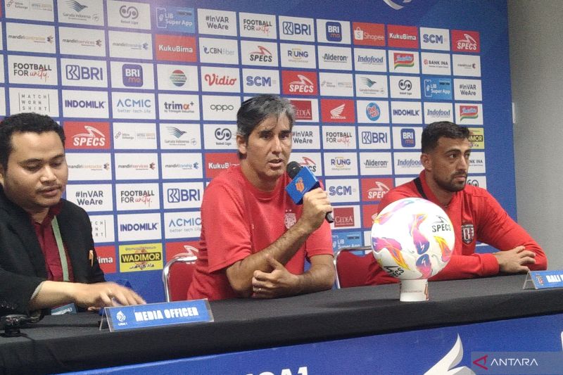 Arsip foto - Pelatih Bali United Stefano Cugurra (tengah) bersama pemain Everton Nascimento (kanan) memberikan keterangan pers pada laga pekan ketujuh Liga 1 Indonesia di Stadion Kapten I Wayan Dipta, Kabupaten Gianyar, Bali, Jumat (27/9/2024) ANTARA/Dewa Ketut Sudiarta Wiguna