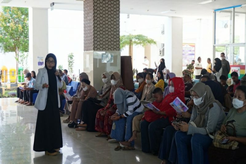 Tim Promosi Kesehatan Rumah Sakit (PKRS) RSUD Sulbar saat melakukan penyuluhan tentang deteksi dini pada mata dalam rangka memperingati Hari Penglihatan Sedunia. (ANTARA/HO/Diskominfo Sulbar)