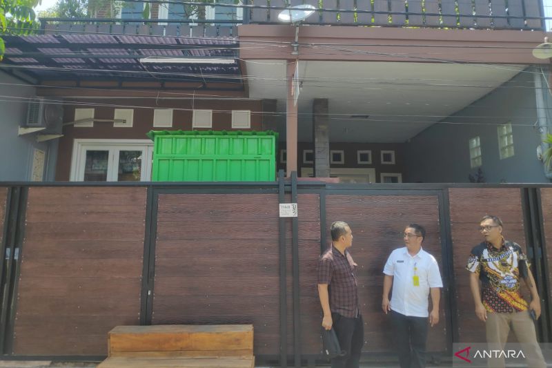Tim kejaksaan berdiri di depan rumah tersangka SE yang kini masuk dalam inventarisasi kasus dugaan korupsi dana KUR pada dua cabang kantor BSI di Kota Mataram tahun 20212022 di Semarang, Jawa Tengah, Selasa (8/10/2024). (ANTARA/HO-Kejati NTB)