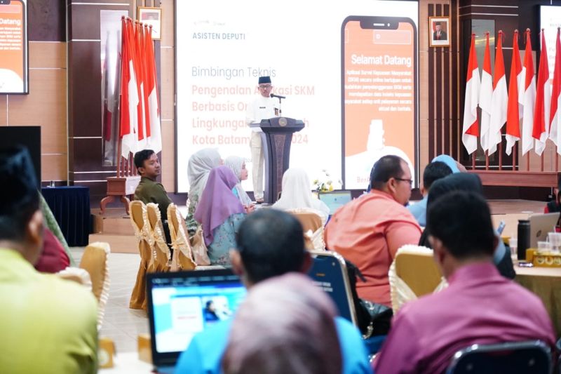 Sekretaris Daerah Kota Batam Jefridin Hamid saat membuka acara Bimbingan Teknis Aplikasi Online Survei Kepuasan Masyarakat di lingkungan Pemerintah Kota Batam Tahun 2024, Jumat (11/10/2024) di Aula Kantor Walikota Batam. (ANTARA/HO-Pemkot Batam)