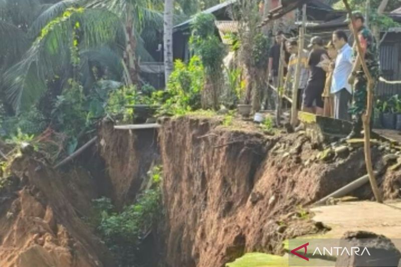 Kondisi tebing dekat rumah warga Desa Pondok Panjang, Kabupaten Mukomuko yang mengalami longsor, Jumat (11/10/2024) ANTARA/Ferri.
