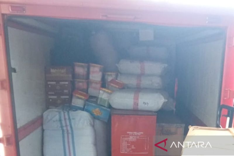 Bantuan logistik sedang dikirimkan Badan Penanggulangan Bencana Daerah (BPBD) DKI Jakarta kepada ratusan korban kebakaran di Jalan Jembatan Besi 2 RT/RW 04/04 Jembatan besi, Tambora, Jakarta Barat, Jumat (11/10/2024). ANTARA/HO-BPBD DKI Jakarta