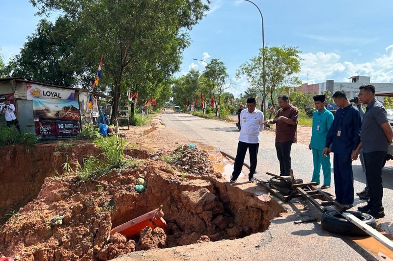 Pjs Wali Kota Batam Andi Agung (kiri) saat meninjau jalan rusak hingga amblas di kawasan Nongsa, Batam, Kamis (11/10/2024). ANTARA/HO-Pemkot Batam