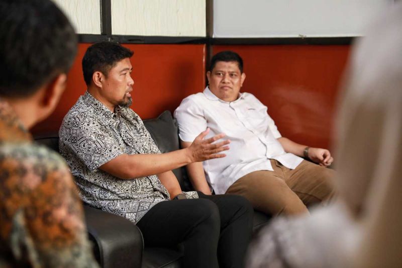 Pjs Wali Kota Makassar Andi Arwin Azis (tengah) saat berbincang dengan Ketua Bawaslu Makassar Dede Arwinsyah membahas kesiapan pelaksanaan Pilkada Serentak 2024 di Makassar, Jumat (11/10/2024). ANTARA/HO/Pemkot Makassar