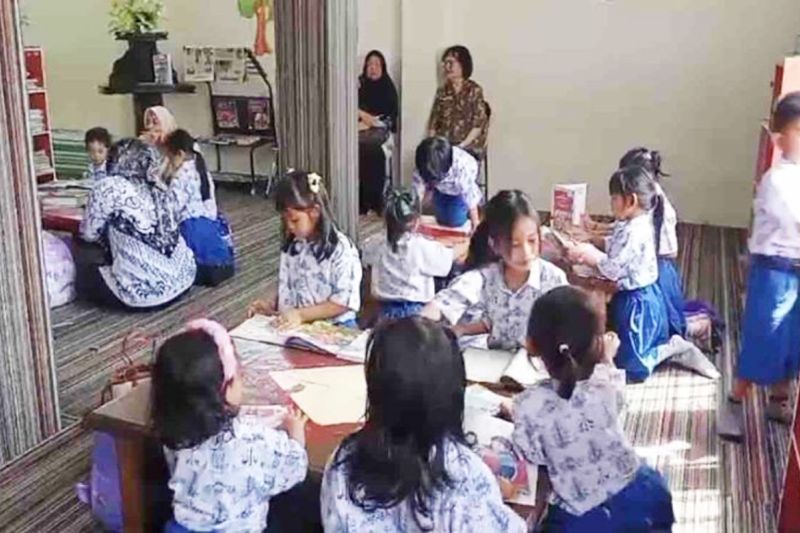 Sejumlah murid TK Pembina Kuala Kapuas, menikmati layanan perpustakaan Disarpustaka Kabupaten Kapuas di Kuala Kapuas, Jumat (11/10/2024). (ANTARA/HO-Disarpustaka Kapuas.)