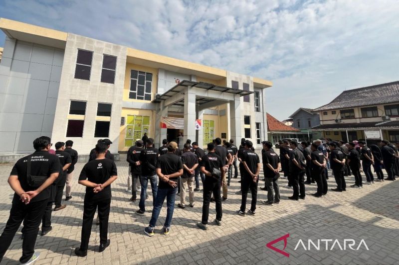 Apel Siaga Pengawasan Pilkada 2024 oleh Bawaslu Kabupaten Bekasi, Jawa Barat di halaman kantor Bawaslu setempat beberapa hari lalu. (ANTARA/Pradita Kurniawan Syah).