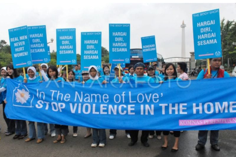 Sejumlah aktivis melakukan aksi unjukrasa, di kawasan Monas, Jakarta, Kamis (14/2). Bertepatan dengan hari kasih sayang, mereka menyerukan penghentian kekerasan di rumah tangga. (FOTO ANTARA/Fanny Octavianus/hp/08)