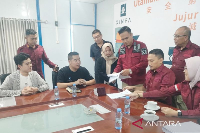 Petugas Imigrasi mengecek dokumen WNA di PT. Kobex Tractors dan PT. Sumber Daya Energi saat Operasi Jagratara tahap III tahun 2024. (ANTARA/Firman)