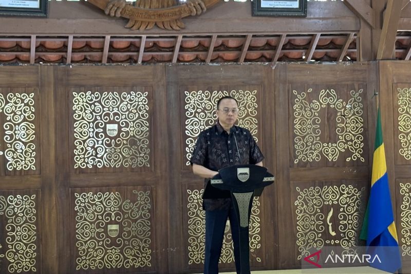 Penjabat Wali Kota Bandung A Koswara saat memberikan paparan di Kota Bandung, Jawa Barat, Jumat (11/10/2024). ANTARA/Rubby Jovan