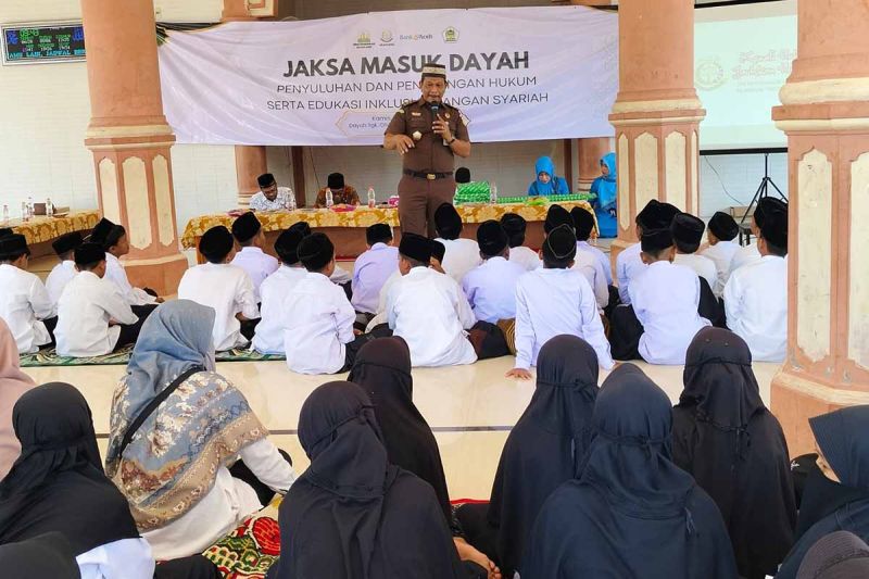 Kepala Seksi Penerangan hukum dan humas Kejati Aceh Ali Rasab Lubis memberikan penyuluhan hukum kepada santri di Pidie Jaya. ANTARA/HO-Dok Kejati Aceh