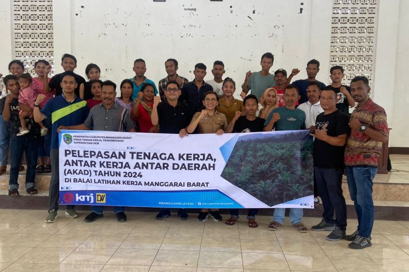 Foto bersama dalam pelepasan tenaga kerja AKAD untuk bekerja di satu perusahaan sawit di Kalimantan Tengah. (ANTARA/HO-Dokumentasi Pribadi)