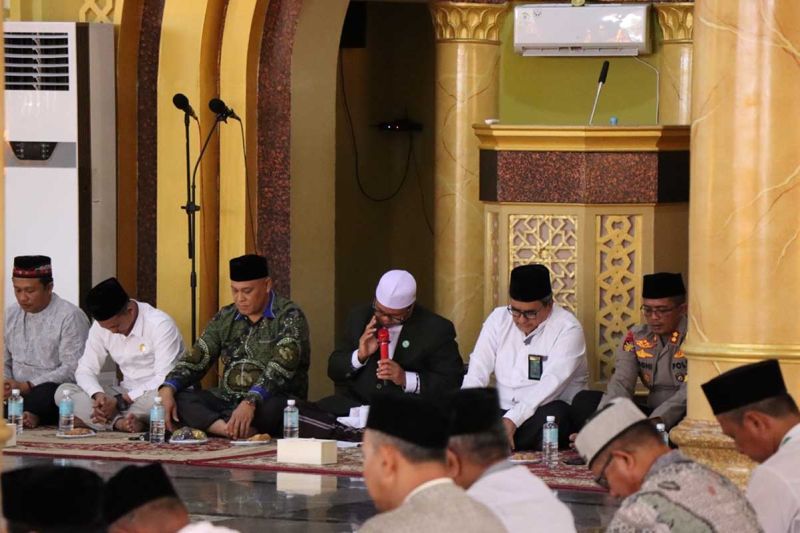 Jajaran pimpinan daerah Kabupaten Aceh Selatan mengikuti doa dan zikir bersama mewujudkan pilkada damai di Aceh Selatan, Jumat (11/10/2024). ANTARA/HO-Diskominfosan Kabupaten Aceh Selatan