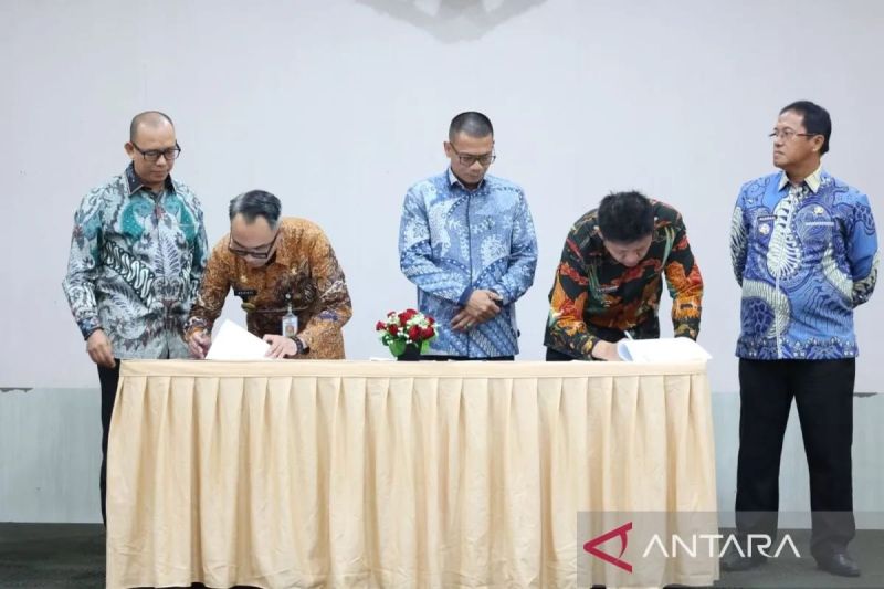 Bupati OKU Timur Lanosin Hamzah (kanan) saat penandatanganan MoU pengoperasian Bandara Gatot Subroto, Waykanan, Lampung. ANTARA/Edo Purmana