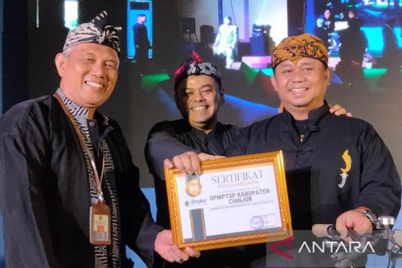 Kepala Dinas Penanaman Modal dan Pelayanan Terpadu Satu Pintu (DPMPTSP) Kabupaten Cianjur, Jawa Barat Dadan Ginanjar, menerima penghargaan dari Pemrov Jabar. ANTARA/Ahmad Fikri