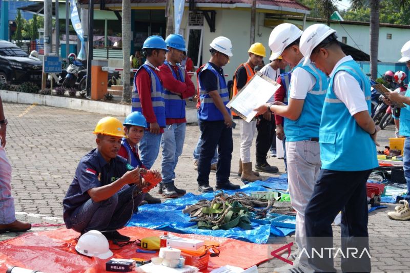 Tim PLN mengecek peralatan sebelum memberikan layanan penggantian KWh meter gratis. (ANTARA/HO-PLN UID Sumbar)