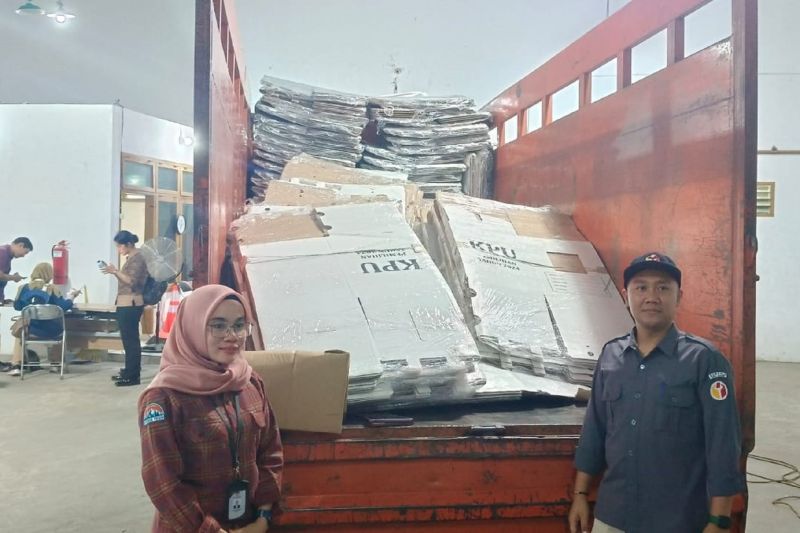 Ketua KPU Kota Madiun Pita Anjarsari didampingi petugas Bawaslu Kota Madiun menerima pengiriman ratusan kotak suara logisitk untuk Pilkada 2024 di gudang KPU setempat Jalan Barito Kota Madiun, Jatim. ANTARA/HO-KPU Kota Madiun