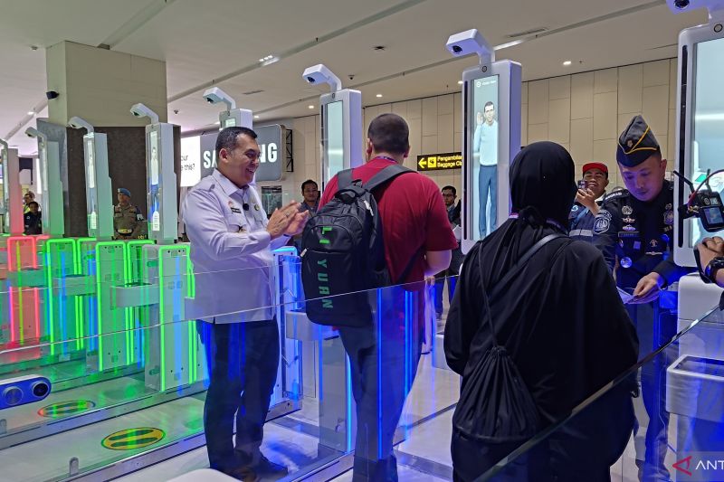 Dirjen Imigrasi Kemenkumhan Silmy Karim saat meresmikan autogate di Terminal 3 Bandara Soetta (Azmi)