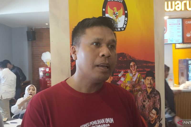 Komisioner KPU Provinsi Sumbar Jons Manedi saat diwawancarai di Padang, Jumat (11/10/2024). (ANTARA/Muhammad Zulfikar)