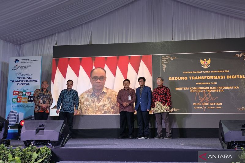 Menteri Komunikasi dan Informatika Budi Arie Setiadi yang hadir secara daring meresmikan Gedung Transformasi Digital di Sekolah Tinggi Multimedia (STMM) Yogyakarta didampingi Wakil Menteri Kominfo Nezar Patria, Kepala BPSDM Kementerian Kominfo Harry Budiarto, Dirjen APTIKA Kemenkominfo Hokky Situngkir, dan Kepala STMM Noor Iza di STMM Yogyakarta, Jumat (11/10/2024). (ANTARA/Livia Kristianti)